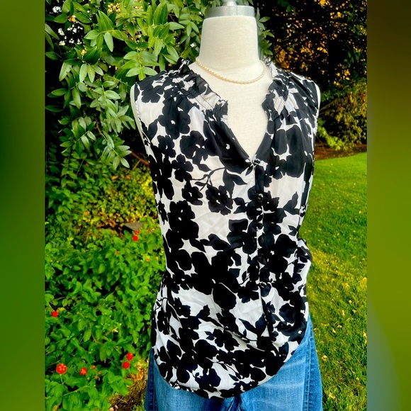 Motherhood 👶 Black and White Floral Blouse - Picture 2 of 5